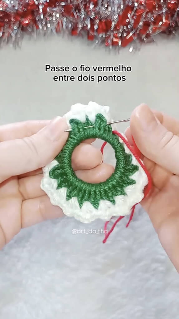 白い毛糸で細編み＆鎖編みを繰り返して……