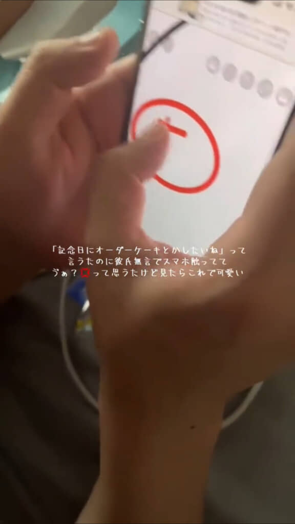 彼氏がアイビスペイントでケーキのデザインを考えている様子