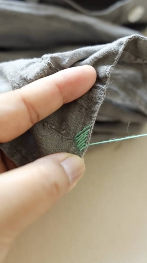 まずは斜線を引くように一方向に糸を刺します