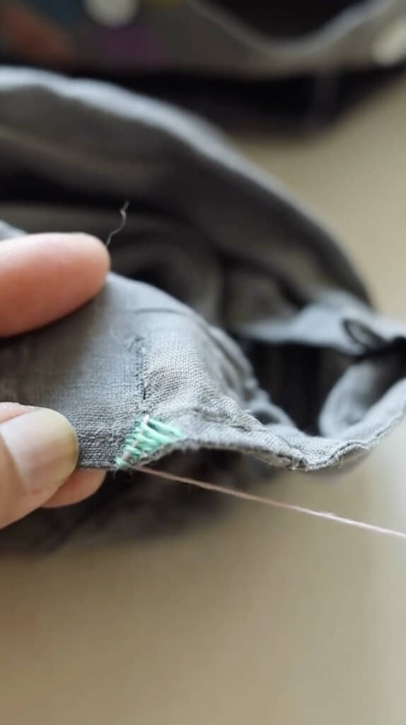 隙間を縫うようにピンクの糸を通して……