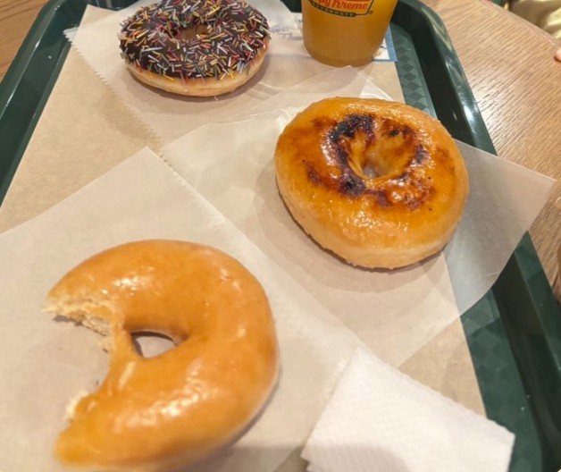 2人でドーナツを食べているようです