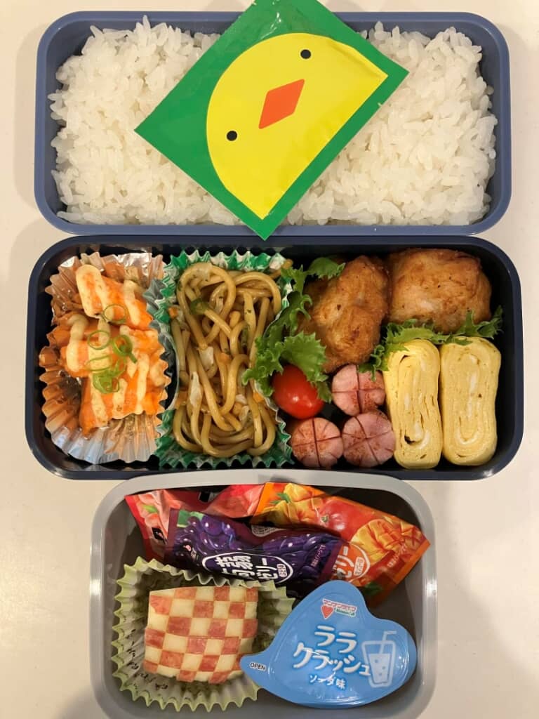 卵焼き、唐揚げ、焼きそばに、サーモンにマヨネーズをかけたお魚料理