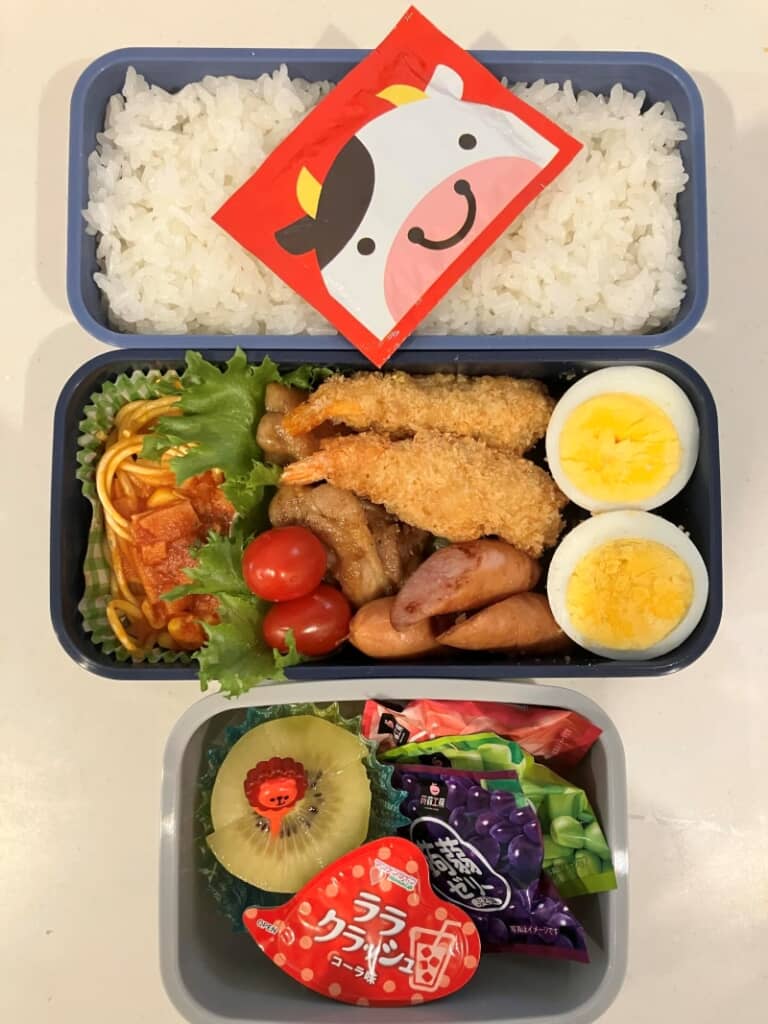 エビフライや鶏肉を焼いたもの、ゆで卵が入っています