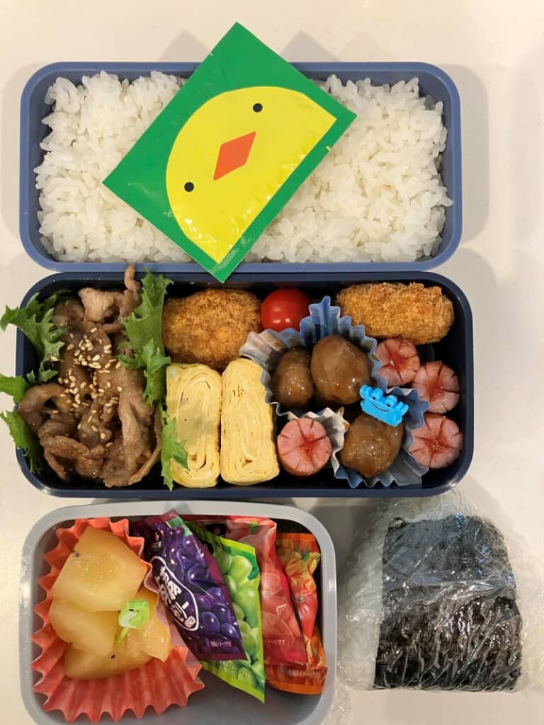 ミートボールやきれいに焼いた卵焼き、ご飯におにぎりも追加