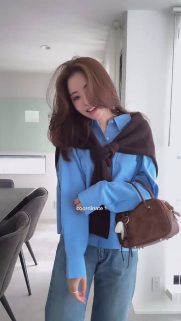 前で結んだセーターがかわいらしい