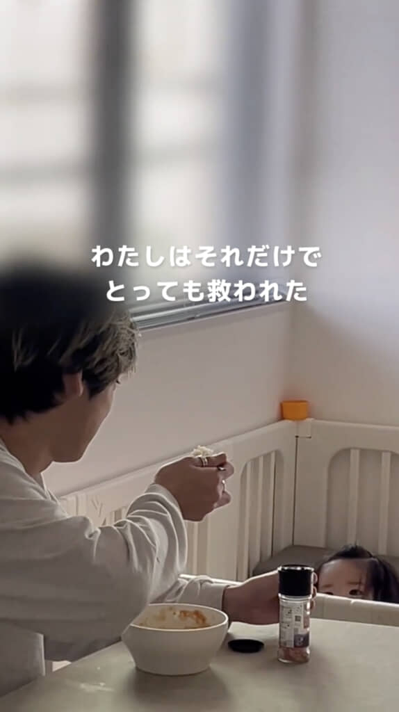 娘ちゃんに見せながら食べると……