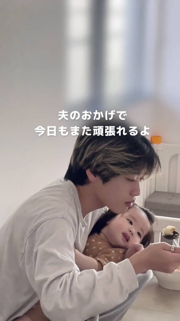 パパが食べる様子をじっと見ています