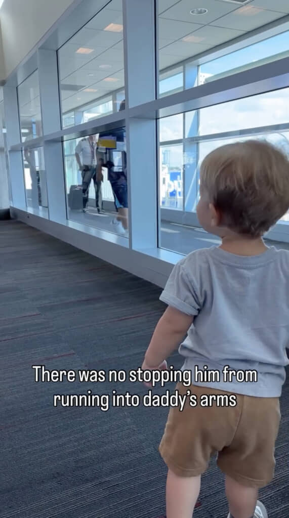 通路の奥からパパがやってくるのを待ちます