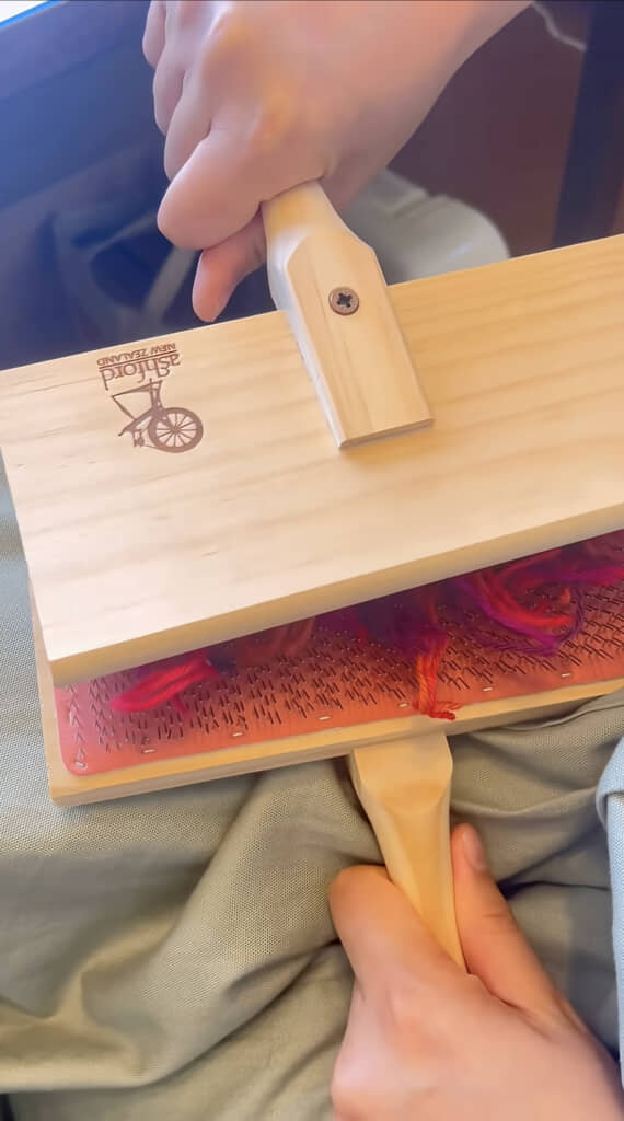 ハンドカーダーでほぐします