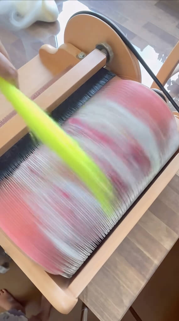 手持ちの羊毛と混ぜて……