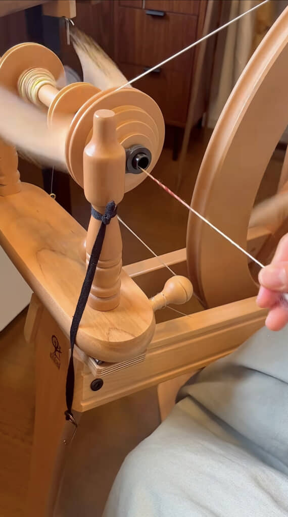 糸車で紡ぐと……