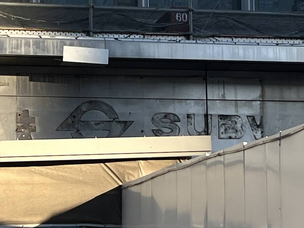 営団地下鉄のSマークと途中まで残っていた「SUBWAY」の表示
