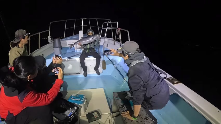 ゲットしたサットウを掲げて記念撮影