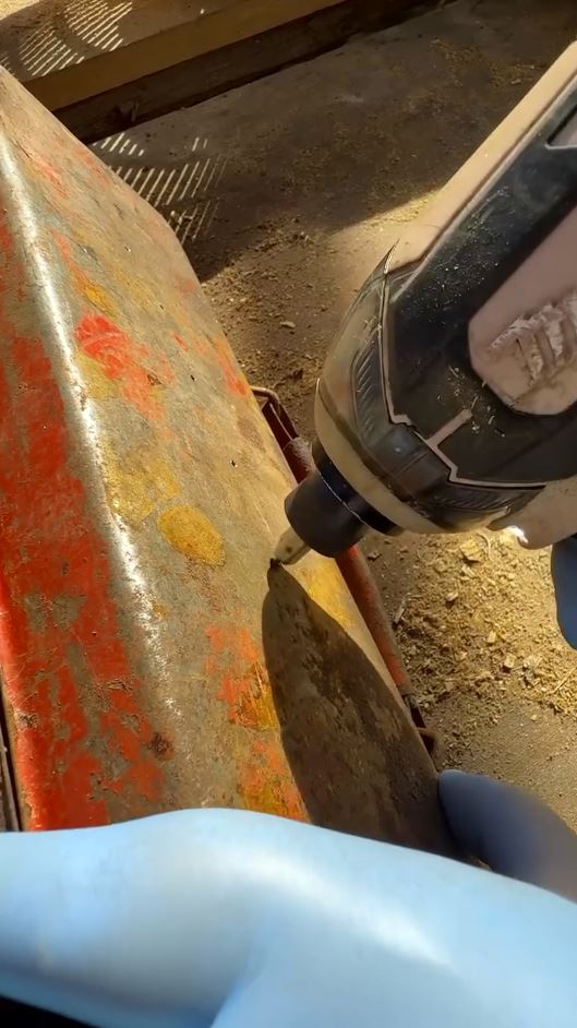 電動ドリルで穴開け