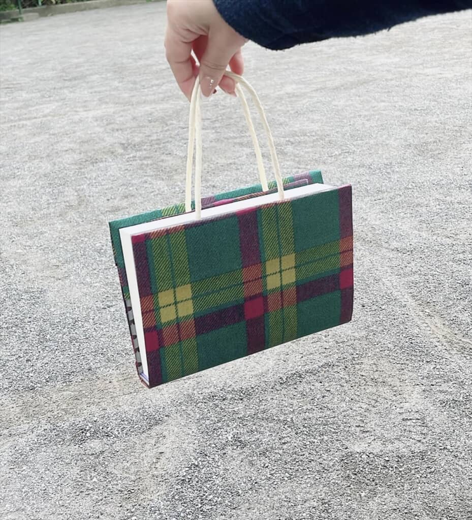 紙袋で作った持ち歩けるブックカバー