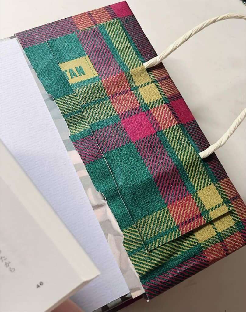 紙袋で作った持ち歩けるブックカバー