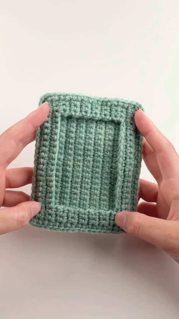 背面部分と前面部分は細編みでつなぐ
