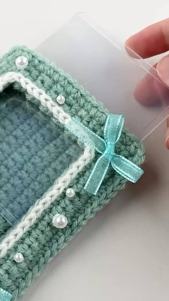 リボンやビーズで飾って硬質カードケースを入れると……
