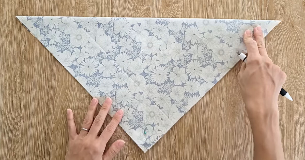 正方形の生地を半分に折って縫うと……　雰囲気ガラリな“おしゃれアイテム”が完成！「すごいアイデア」「簡単で速い」「暖かそう」（1/3） | ハンドメイド ねとらぼ