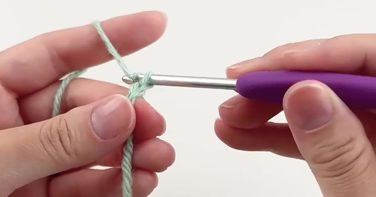 好きな色の毛糸を編むだけで……　超初心者でも作れる“推し活アイテム”が150万再生「目標ができた」 | 編み物 ねとらぼ