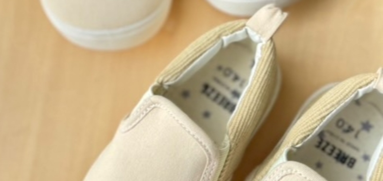 プロのビーズ刺しゅう作家、2歳と5歳の娘の靴に花のイラストをかいてみると……「これでいいかい？」→まさかの完成品に「思ってたんと違う」「これデパートで売れます」（1/3） | ライフスタイル ねとらぼ