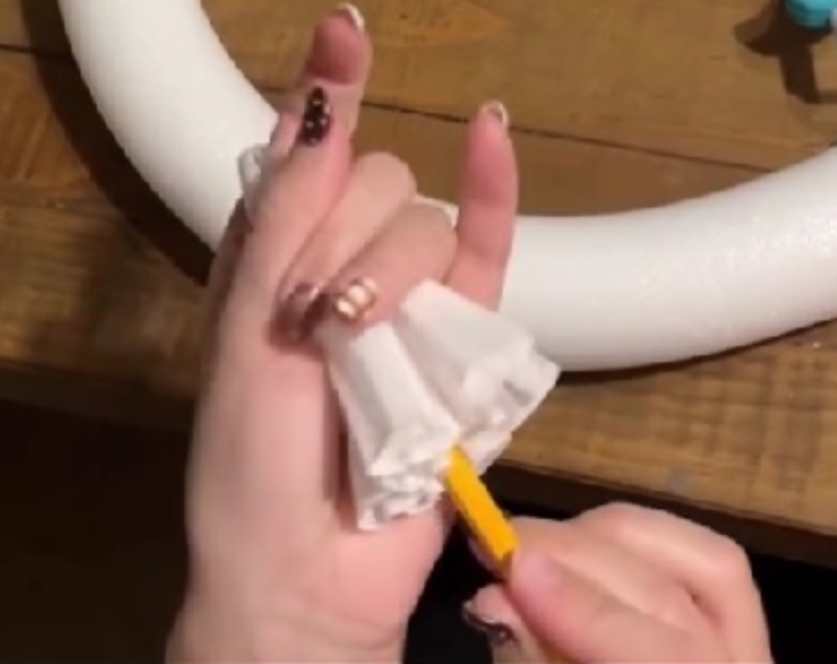 コーヒーフィルターを鉛筆にかぶせ、まんまるに貼り付けると……「えっすご！」　無心になれるDIYアイデアが話題【海外】（1/3） | ハンドメイド ねとらぼ