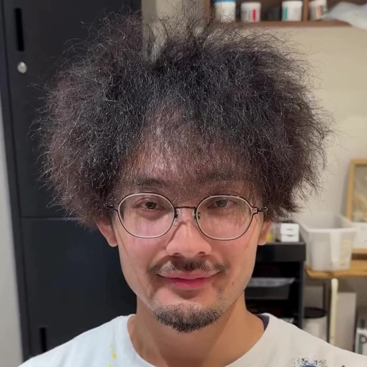 誰の手にも負えなかったクセ毛→“凄腕美容師”に託すと……　衝撃の仕上がりに「声出た」「別人かと」 | 美容 ねとらぼ