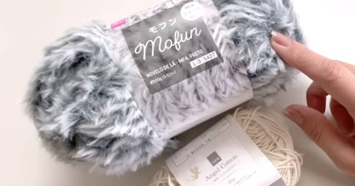 ダイソーとセリアの毛糸を引きそろえて、かぎ針で編むと……　モフモフな“冬のお出かけアイテム”に「1つは欲しいです」（1/3） | 編み物 ねとらぼ