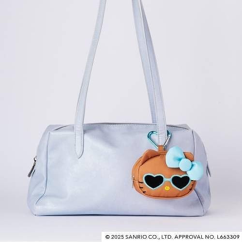 サングラスをかけた日焼けキティのポーチチャーム