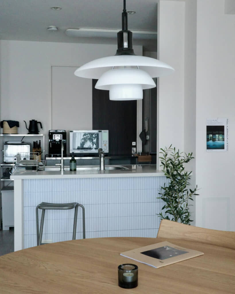 壁紙が変わって涼しげな印象に。空間的にもすっきりしていて料理もしやすそうです（アフター）