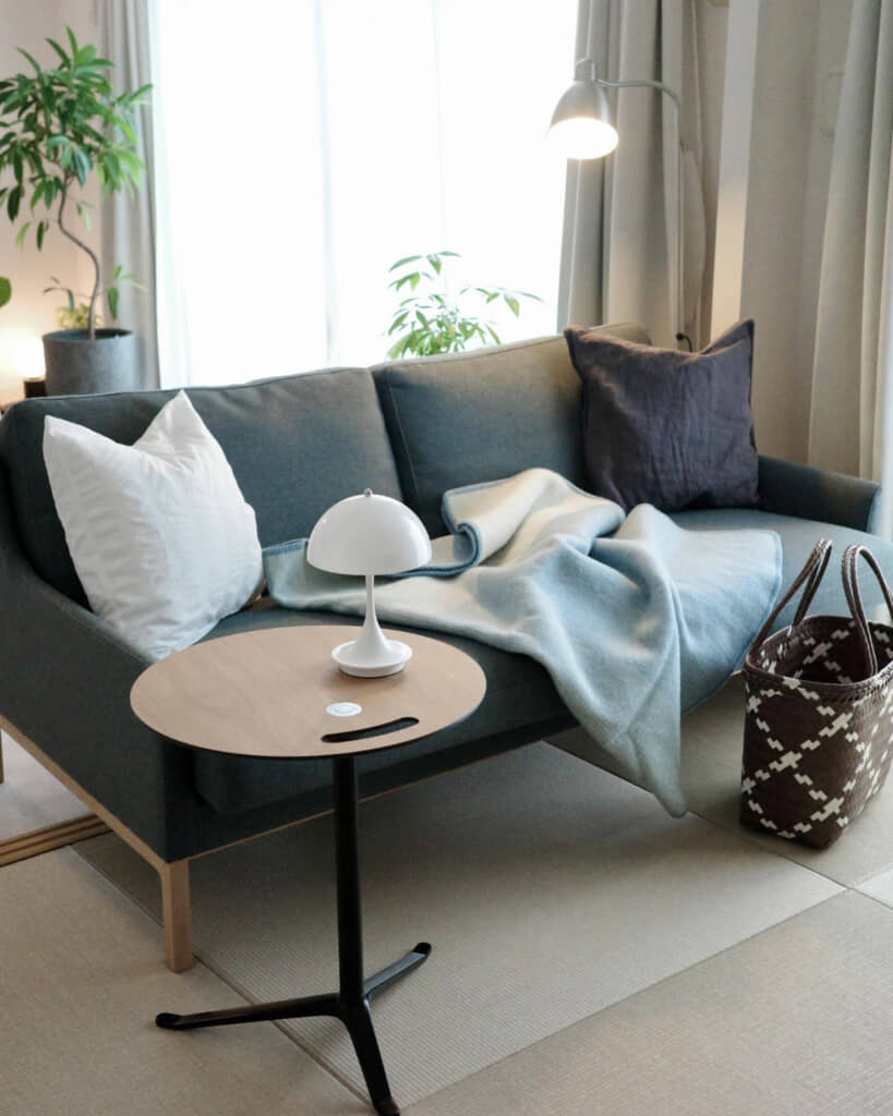 ダイニングとリビング、どちらの床にも調和するデザイン・カラーのソファをセレクト