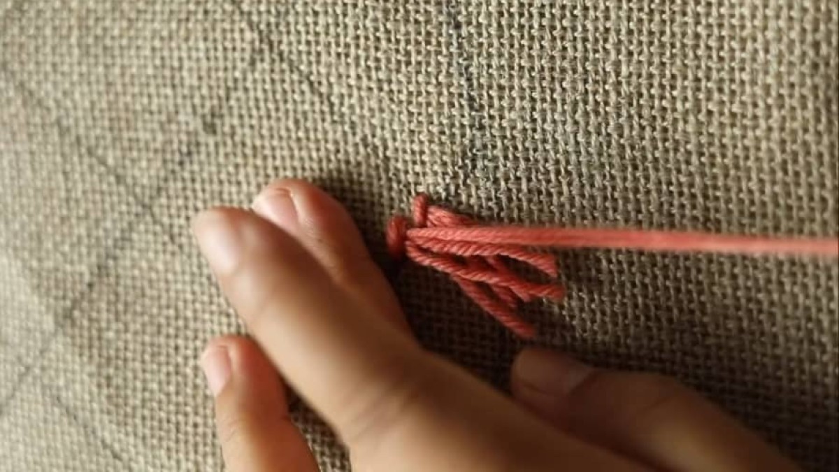 布にマス目を描いて、ひと針ずつ七色の糸を縫い付けると……「最高です」　230万再生の“華やかなアイテム”に「魔法の手だ」「忍耐力がある」【海外】（1/2） | ハンドメイド ねとらぼ