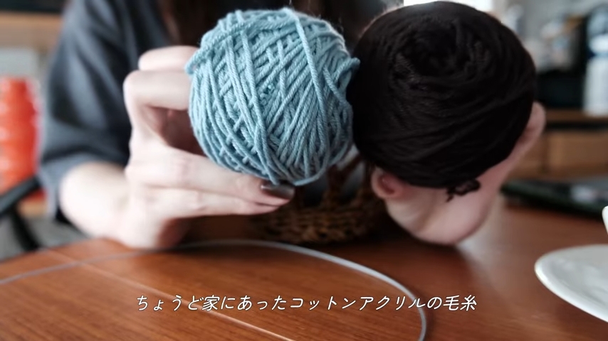 ブルーとブラウンの毛糸を使います