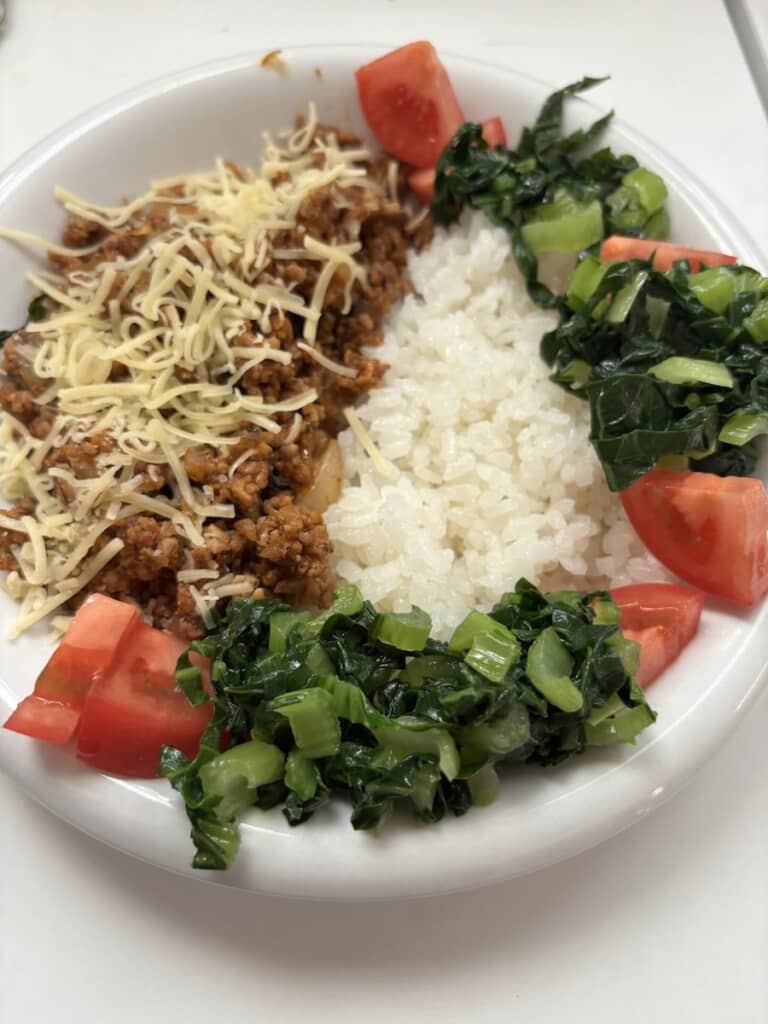 10歳の長男くんがママのために作ったタコライス。彩りも盛り付けもナイス！