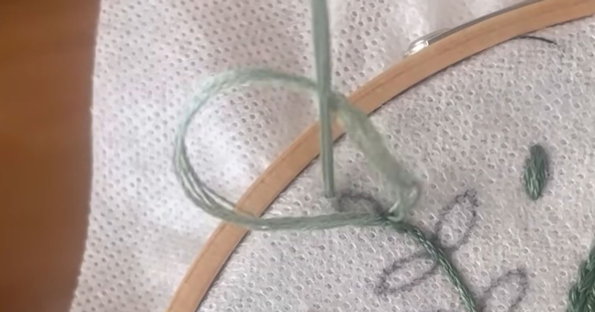 細かい刺しゅうをたくさん重ねた布→縫い付けていくと……　驚きの完成品に「なんて美しい」「もったいなくて使えません」（1/3） | ハンドメイド ねとらぼ