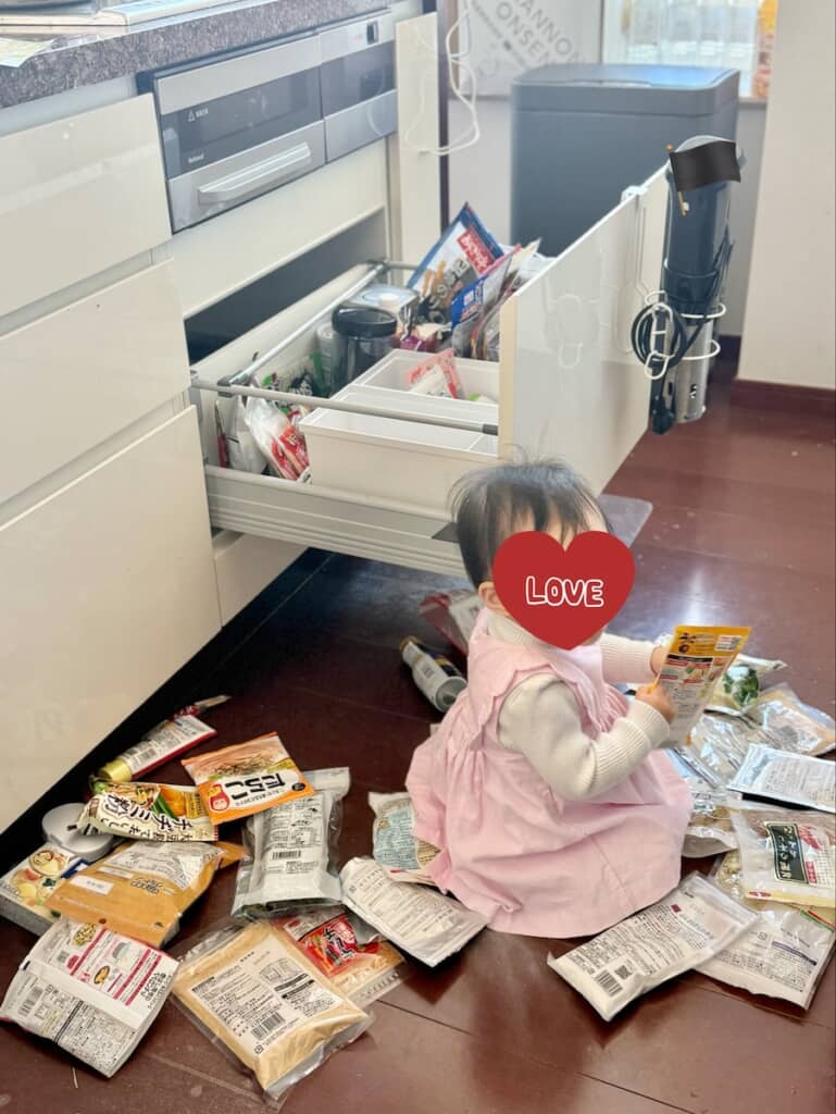 台所の引き出しの中身をぶちまけていた1歳娘