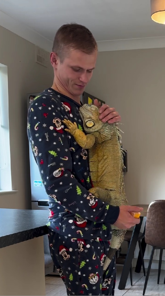 この表情です（※画像はInstagramアカウント／「Buddy & Kristaps」から）