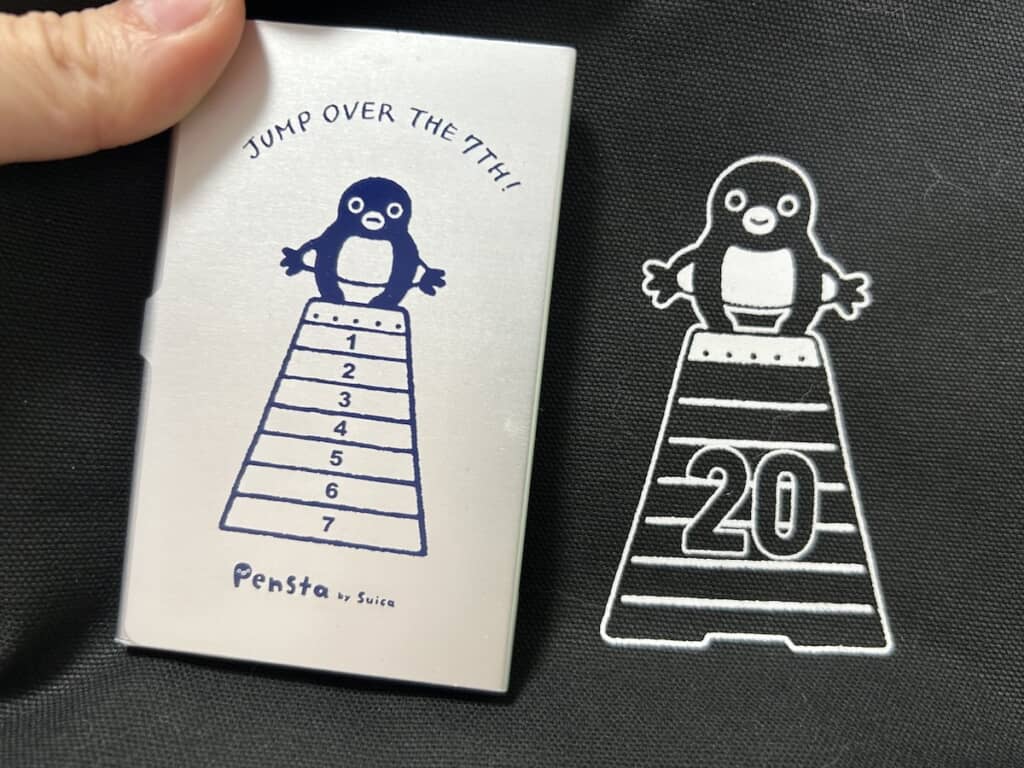 ほぼ同じデザインだけど、跳び箱を跳ぶペンギンが余裕の表情に！