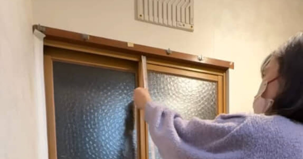 築44年実家の寒すぎるトイレ→窓枠に挟むだけで……　冬に試したい“超手軽な断熱DIY”が140万再生「こんなに簡単な方法が」（1/2） | リフォーム・リノベーション・DIY ねとらぼ