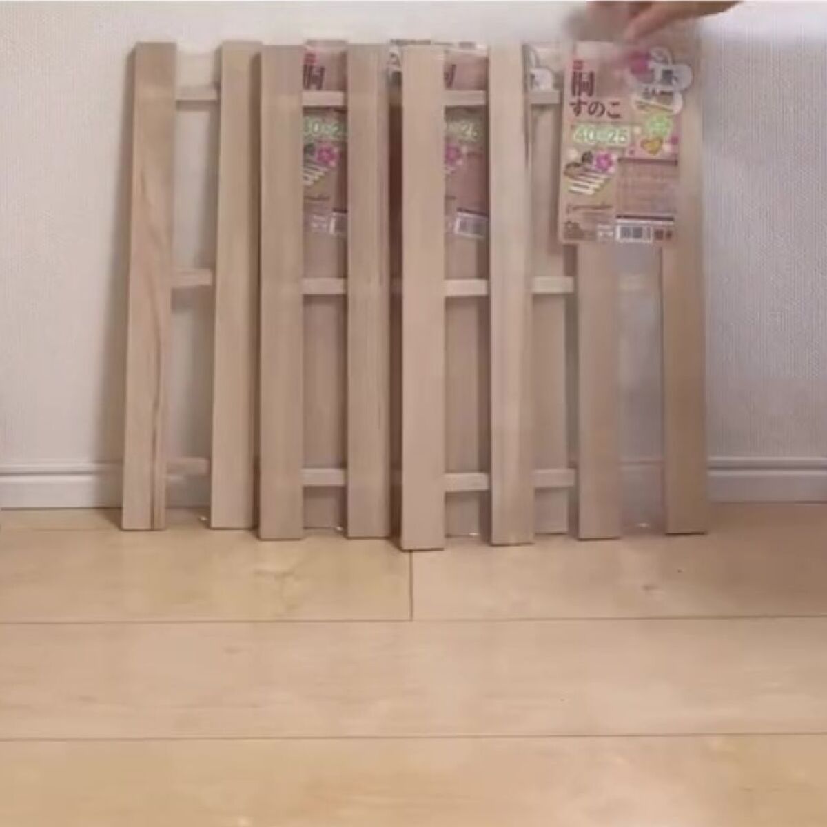 ダイソー「すのこ」3つをコの字に組むだけで……　3分で完成する“収納アイテム”に「天才」「私でも出来そう」 | ライフスタイル ねとらぼ