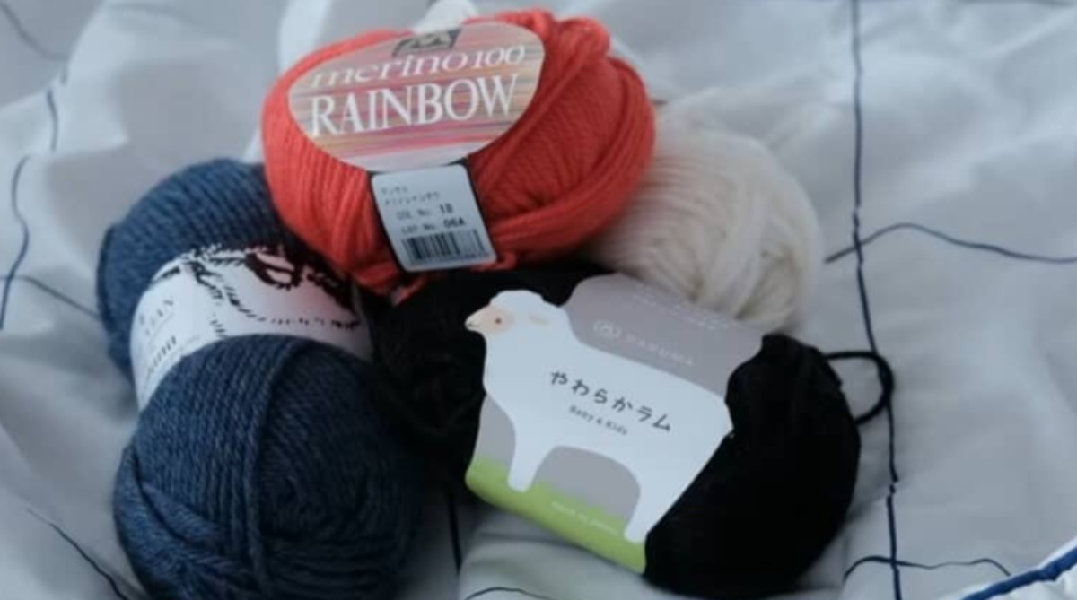 編み物初心者のママが1歳娘のために、青と白の毛糸を編んでいくと……　完成品に「すごすぎる」「本当に初心者さんですか」（1/3） | 編み物 ねとらぼ