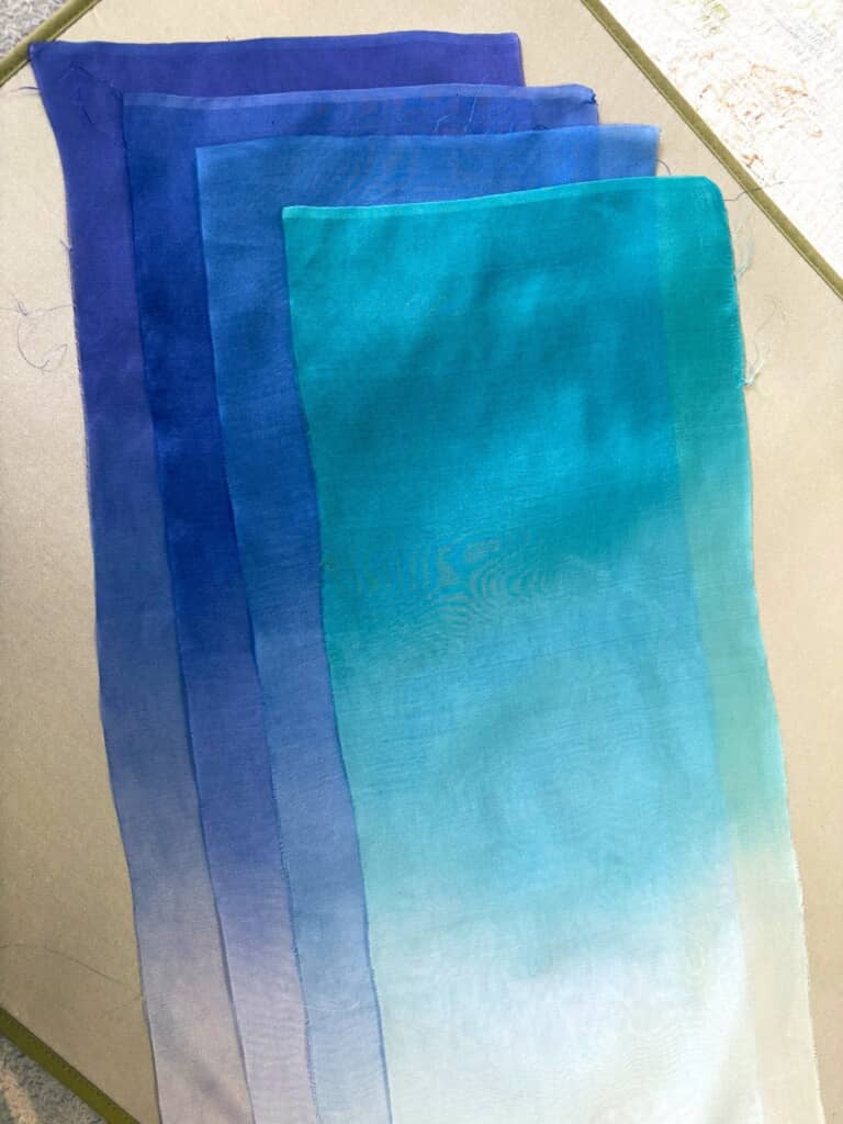 グラデーションになった4枚の布