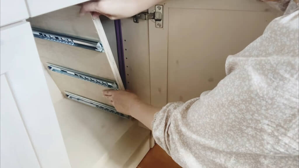 収納棚の中にスライドレールを固定した板を取り付けます