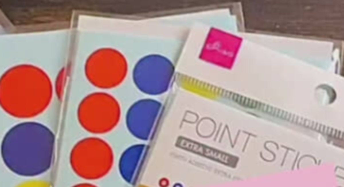 元美術の先生が、セリアの丸シールをペタペタ貼っていくと……「天才ー！！」「素敵」　クリスマスにピッタリなアイデアが話題　（1/3） | ハンドメイド ねとらぼ