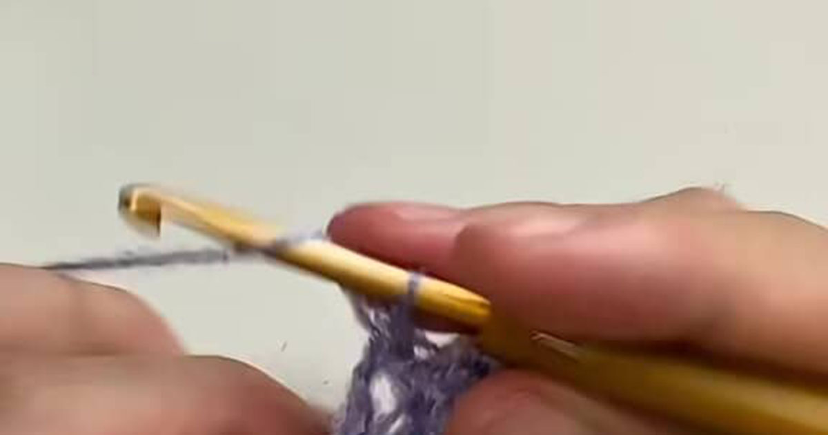 刺しゅう糸にビーズを通してかぎ針で編むと……　人とかぶらない“おしゃれアイテム”に「一捻りあるのが作ってみたいー！」（1/3） | 編み物 ねとらぼ