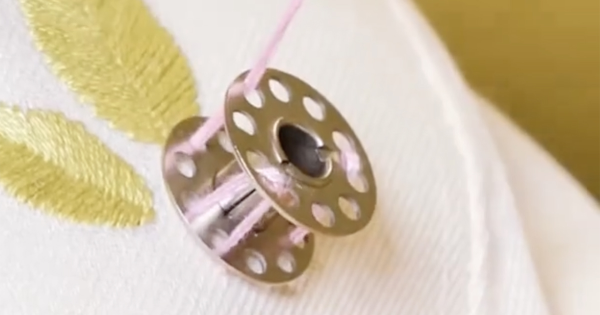 ボビンにピンクの糸を通し、切って広げたら……「これ何ですか?!」　予想もつかない完成品が1180万再生「すごい賢い」「なんてステキ」【海外】（1/2） | ハンドメイド ねとらぼ