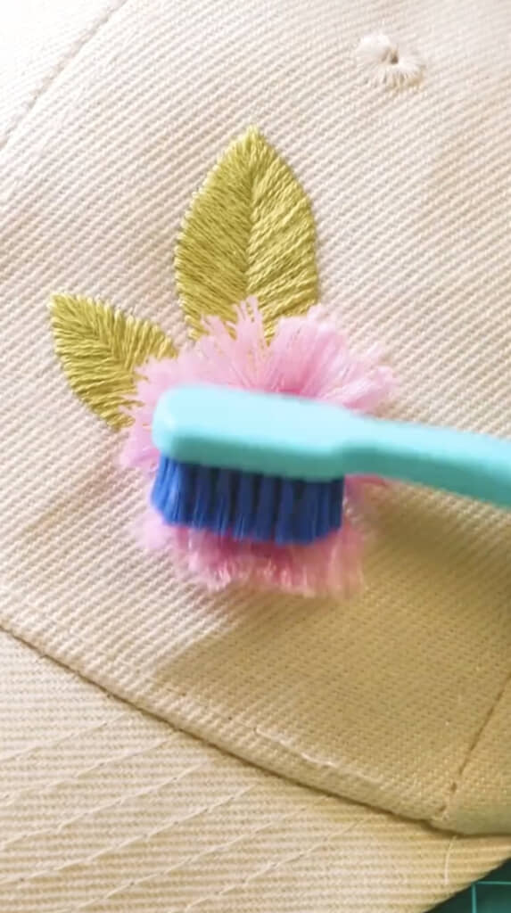 ブラシで整えます