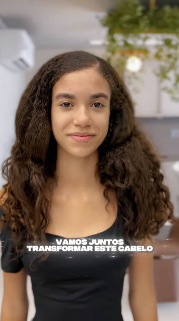 傷んで広がった髪に悩む女性