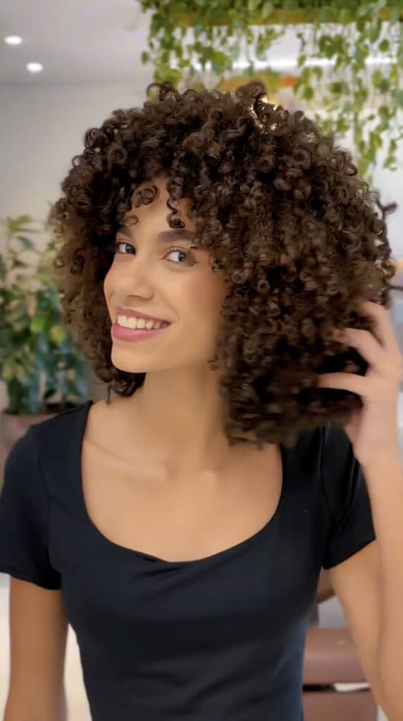 ふわふわの毛先を触ってうれしそうな女性