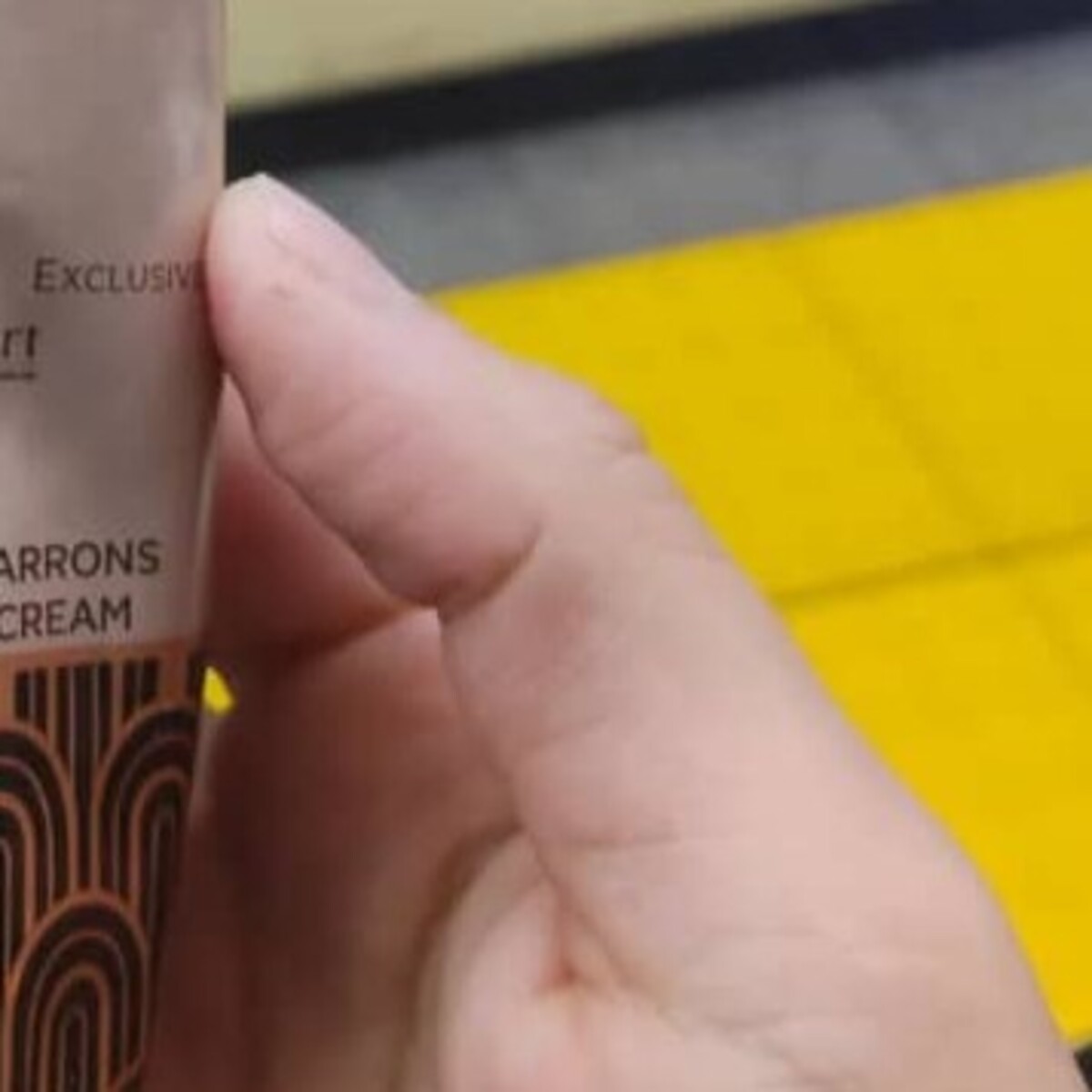 急いでカバンに入れた“ハンドクリーム”→手に塗った後、嫌な予感がして商品を見たら……「これは間違う」まさかの正体に「やっちまった」（1/2） | ライフスタイル ねとらぼ